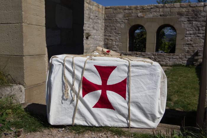 Schatztruhe mit Templerkreuz in einer Burgruine